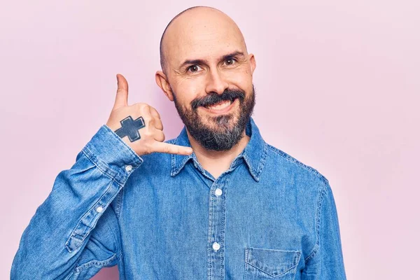 Young Handsome Man Wearing Casual Clothes Smiling Doing Phone Gesture — Stock Photo, Image