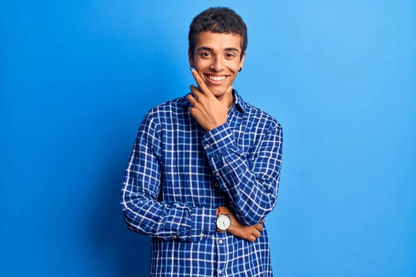 Joven Hombre Amerciano Africano Vestido Con Ropa Casual Mirando Confiado —  Fotos de Stock