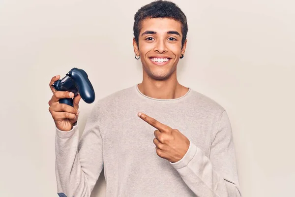 Jovem Africano Homem Amerciense Jogar Vídeo Game Segurando Controlador Sorrindo — Fotografia de Stock