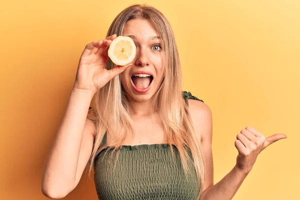 Giovane Donna Bionda Che Tiene Pollice Puntato Verso Alto Sul — Foto Stock