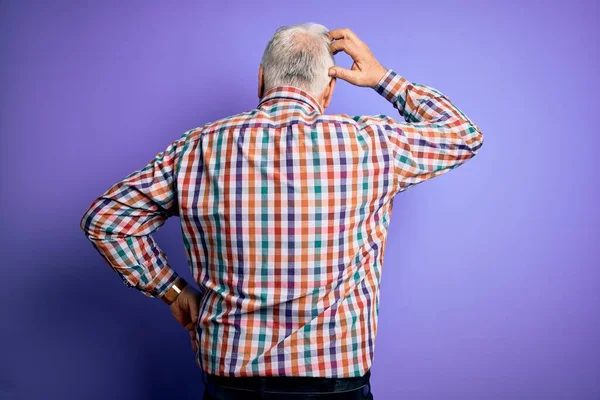 Senior Hombre Apuesto Hoary Usando Camisa Colorida Casual Sobre Fondo — Foto de Stock