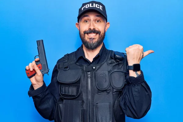 Junger Gutaussehender Mann Polizeiuniform Mit Pistole Daumen Zur Seite Reckend — Stockfoto