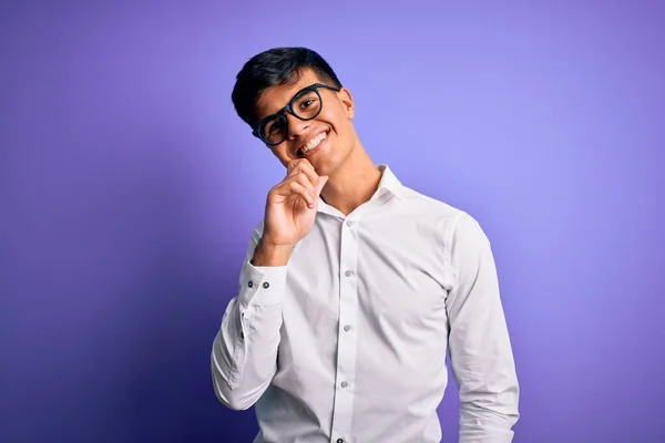 Mladý Pohledný Obchodník Košili Brýlích Izolovaném Purpurovém Pozadí Sebevědomě Hledící — Stock fotografie