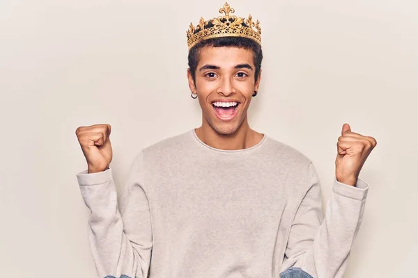 Ung Afrikansk Amercian Man Bär Prins Krona Skriker Stolt Firar — Stockfoto