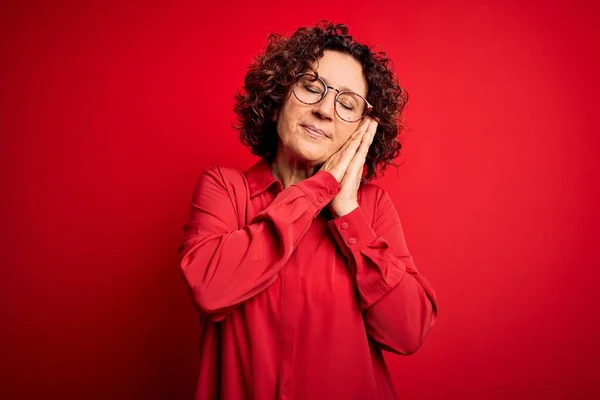 Mujer Mediana Edad Hermosa Pelo Rizado Con Camisa Casual Gafas — Foto de Stock