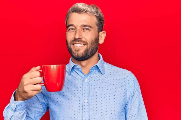 Sakallı Sarışın Kırmızı Kupa Kahve Içen Mutlu Pozitif Görünen Kendine — Stok fotoğraf