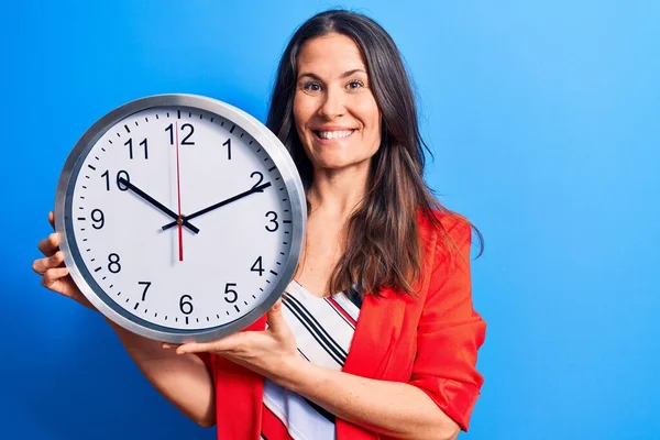 Young Beautiful Brunette Woman Doing Countdown Holding Big Clock Blue — Stock Photo, Image