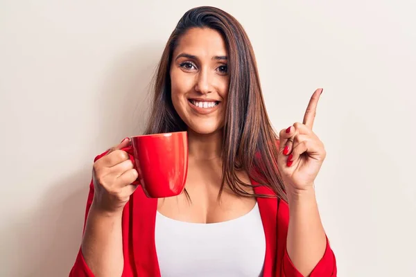 Νεαρή Όμορφη Μελαχρινή Γυναίκα Πίνοντας Κούπα Καφέ Χαμογελώντας Χαρούμενη Δείχνοντας — Φωτογραφία Αρχείου