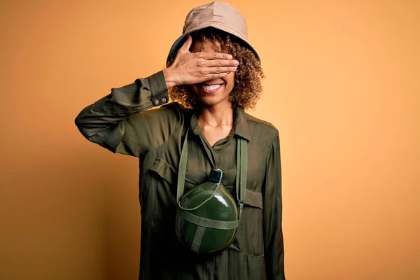 Giovane Donna Afroamericana Turista Vacanza Con Cappello Esploratore Borraccia Sorridente — Foto Stock
