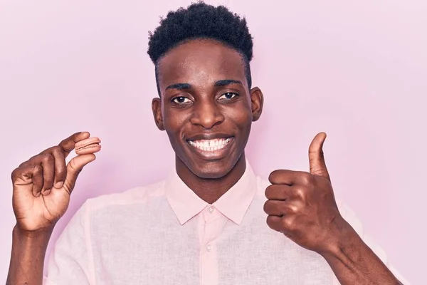 Fiatal Afro Amerikai Férfi Kezében Macaron Mosolygós Boldog Pozitív Hüvelykujj — Stock Fotó