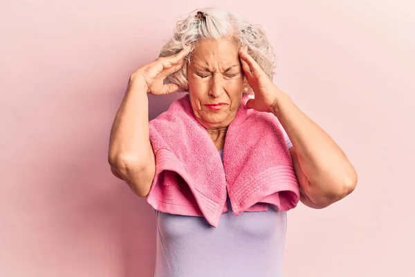 Senior Grijs Harige Vrouw Draagt Sportkleding Handdoek Met Hand Het — Stockfoto