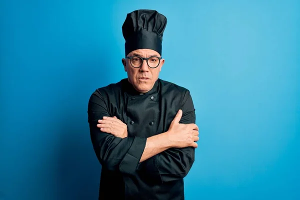 Hombre Guapo Cocinero Pelo Gris Mediana Edad Que Usa Uniforme —  Fotos de Stock