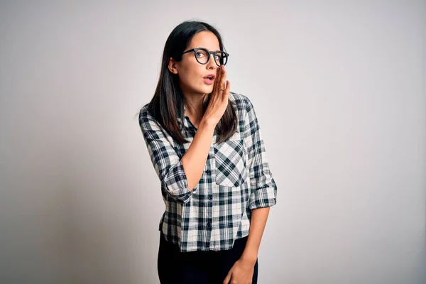 Mujer Morena Joven Con Ojos Azules Vistiendo Camisa Casual Gafas — Foto de Stock