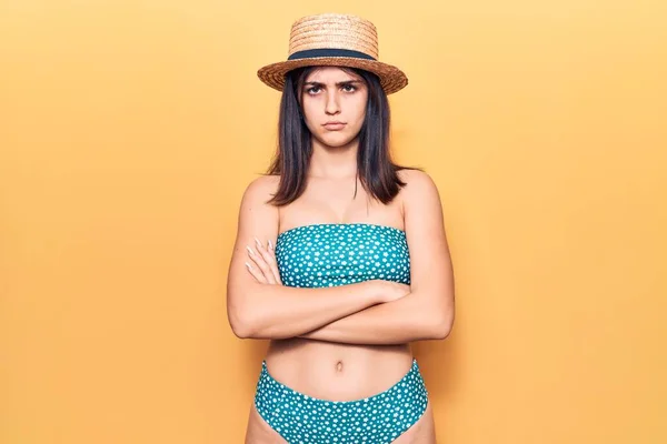 Giovane Bella Ragazza Che Indossa Bikini Cappello Estivo Scettico Nervoso — Foto Stock