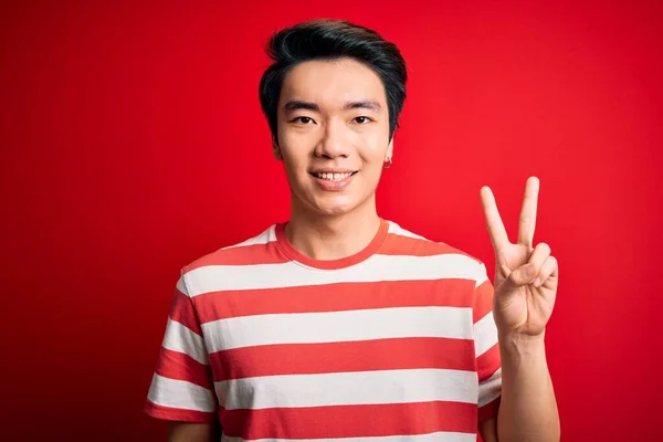 Jeune Bel Homme Chinois Portant Casual Shirt Rayé Debout Sur — Photo