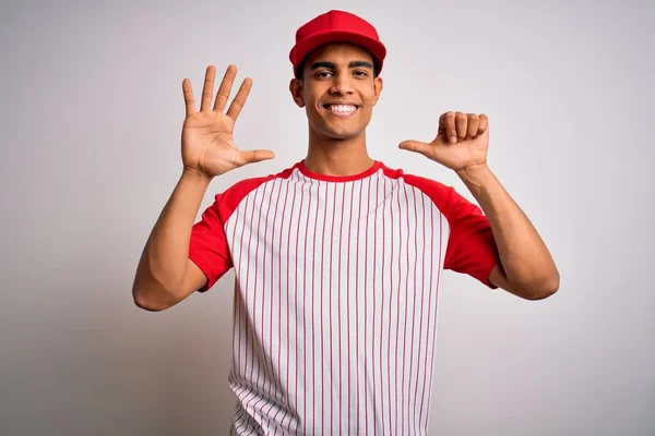 Jovem Atleta Afro Americano Bonito Vestindo Camiseta Listrada Beisebol Boné — Fotografia de Stock