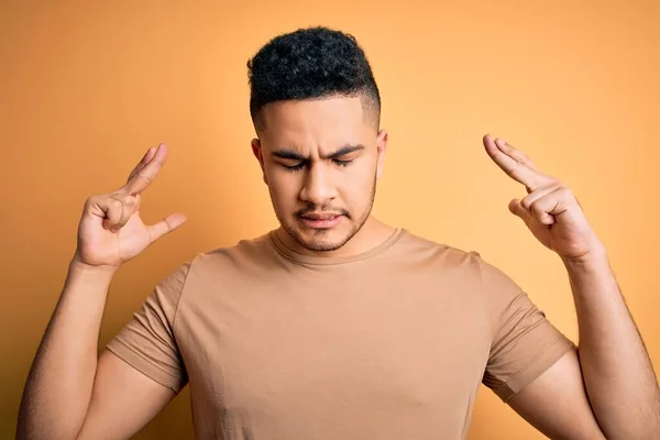 Junger Gutaussehender Mann Lässigem Shirt Der Vor Isoliertem Gelben Hintergrund — Stockfoto