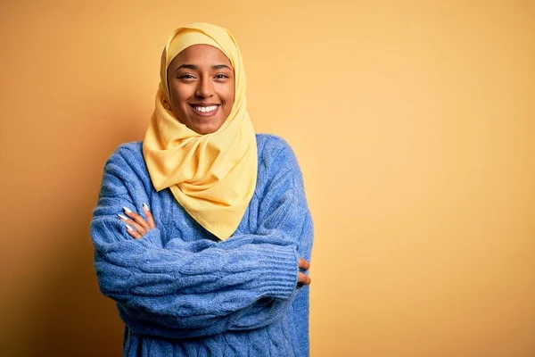 Joven Afroamericana Afro Mujer Con Hiyab Musulmán Sobre Fondo Amarillo — Foto de Stock