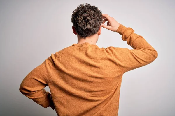 Junger Blonder Gutaussehender Mann Mit Lockigem Haar Trägt Lässigen Pullover — Stockfoto