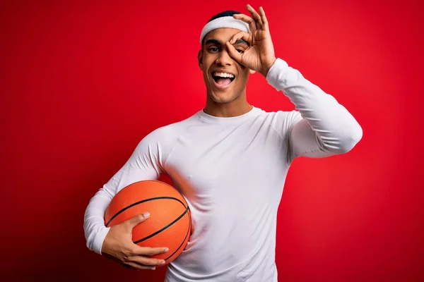 Jonge Knappe Afrikaanse Amerikaanse Sportman Met Basketbal Rode Achtergrond Met — Stockfoto