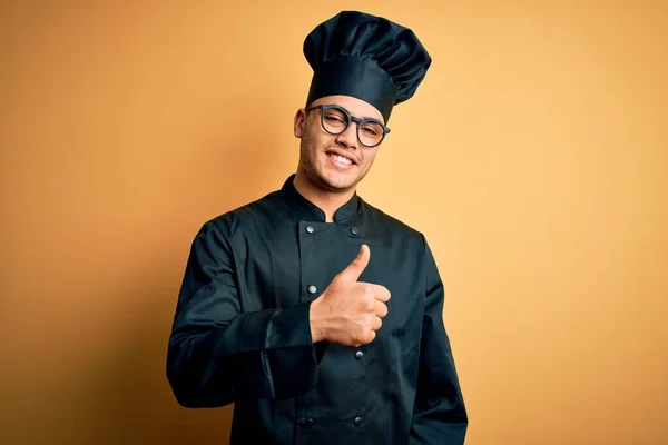 Joven Chef Brasileño Con Uniforme Cocina Sombrero Sobre Fondo Amarillo —  Fotos de Stock