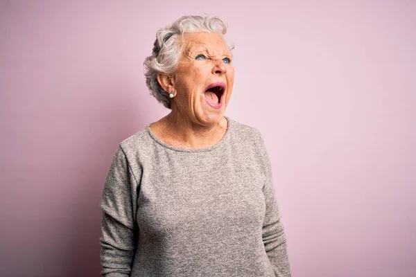 Senior Hermosa Mujer Con Camiseta Casual Pie Sobre Fondo Rosa —  Fotos de Stock