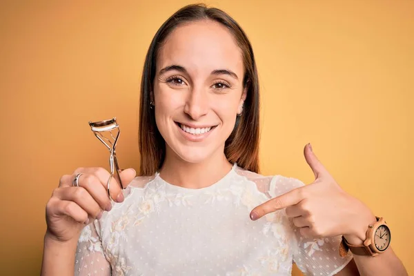 Kirpik Bigudi Kullanan Genç Güzel Bir Kadın Izole Edilmiş Sarı — Stok fotoğraf