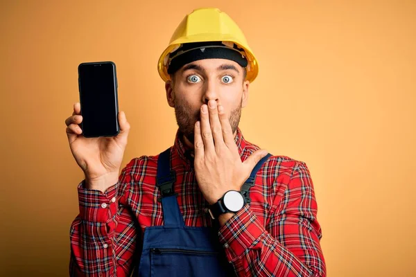 Jovem Construtor Homem Vestindo Capacete Segurança Mostrando Tela Smartphone Sobre — Fotografia de Stock