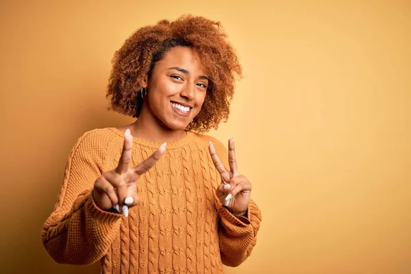 Jonge Mooie Afro Amerikaanse Afro Vrouw Met Krullend Haar Casual — Stockfoto