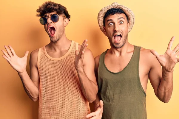Jovem Gay Casal Vestindo Verão Roupas Comemorando Louco Espantado Para — Fotografia de Stock