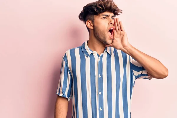 Jeune Homme Hispanique Portant Des Vêtements Décontractés Criant Criant Fort — Photo