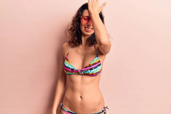 Young Beautiful Hispanic Woman Wearing Bikini Heart Sunglasses Surprised Hand — Stock Photo, Image