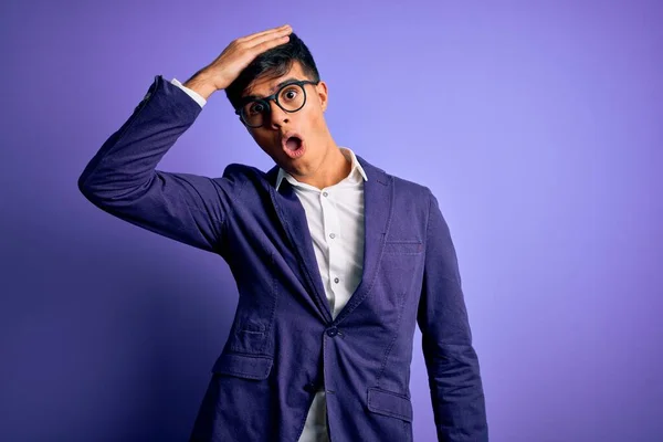 Pemuda Tampan Pria Bisnis Mengenakan Jaket Dan Kacamata Atas Latar — Stok Foto