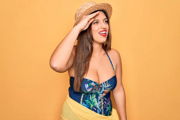 Mladá Hispánka Letním Klobouku Plavkách Žlutém Pozadí Velmi Šťastná Usmívající — Stock fotografie