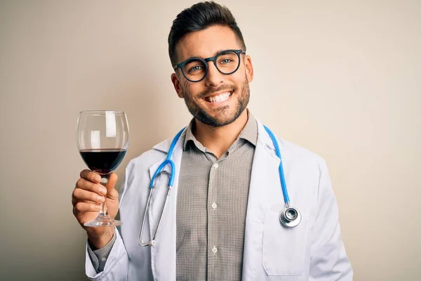 Jonge Arts Draagt Stethoscoop Drinken Van Een Glas Verse Wijn — Stockfoto