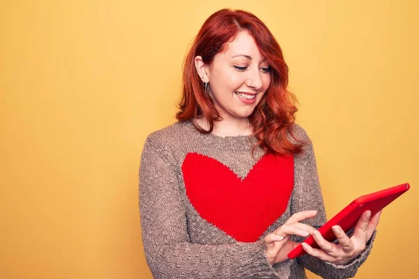 Mulher Ruiva Bonita Nova Usando Tablet Sobre Fundo Amarelo Isolado — Fotografia de Stock