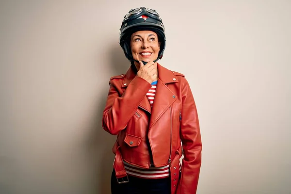Женщина Мотоциклист Средних Лет Мотоциклетном Шлеме Куртке Белом Фоне Рукой — стоковое фото