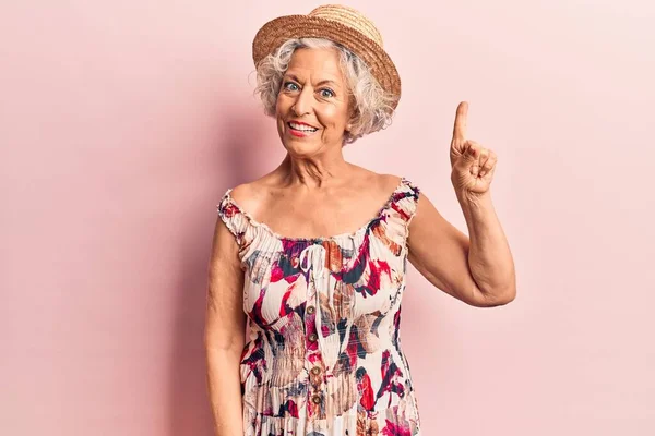 Yazlık Şapkalı Yaşlı Gri Saçlı Bir Kadın Bir Fikir Veya — Stok fotoğraf