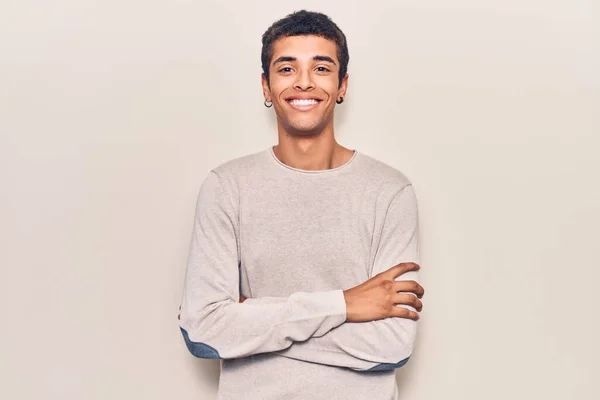 Joven Hombre Amerciano Africano Con Ropa Casual Cara Feliz Sonriendo —  Fotos de Stock
