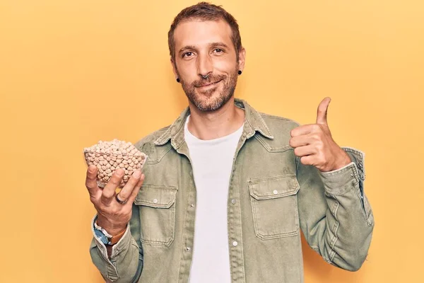 Jovem Homem Bonito Segurando Taça Grão Bico Sorrindo Feliz Positivo — Fotografia de Stock