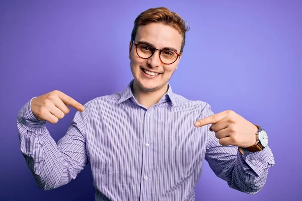 Joven Hombre Pelirrojo Guapo Con Camisa Casual Gafas Sobre Fondo — Foto de Stock