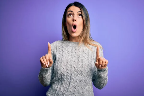 Jovem Mulher Bonita Vestindo Camisola Casual Sobre Fundo Roxo Isolado — Fotografia de Stock