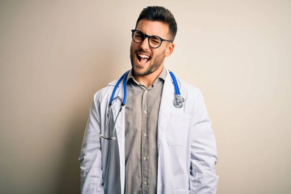 Jovem Médico Homem Usando Óculos Roupão Branco Médico Estetoscópio Sobre — Fotografia de Stock