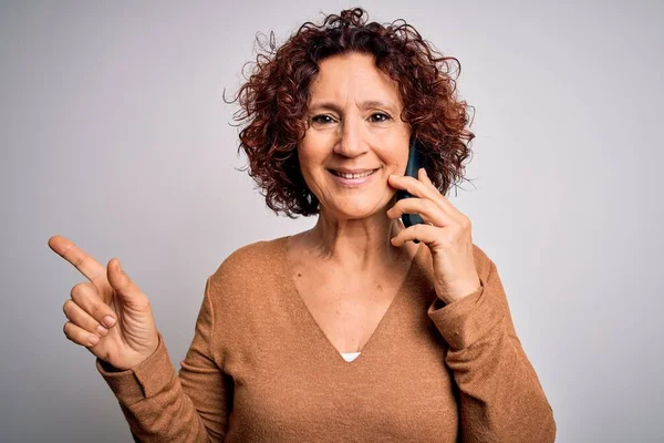 Orta Yaşlı Kıvırcık Kadın Beyaz Arka Planda Akıllı Telefondan Konuşuyor — Stok fotoğraf