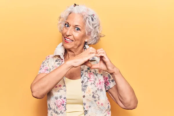 Mujer Mayor Pelo Gris Con Ropa Casual Sonriendo Amor Mostrando —  Fotos de Stock