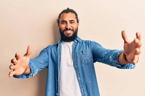 Jovem Árabe Vestindo Roupas Casuais Olhando Para Câmera Sorrindo Braços — Fotografia de Stock