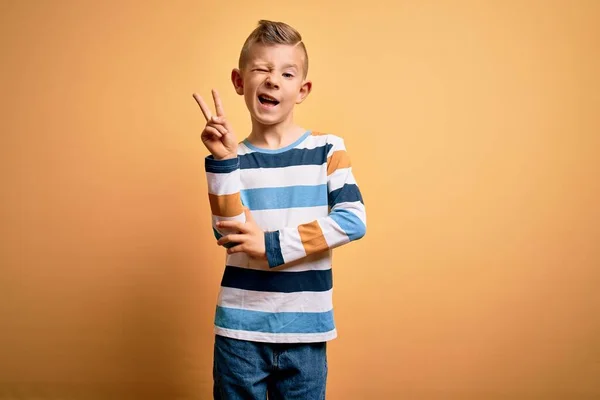 Joven Niño Caucásico Con Ojos Azules Con Camisa Rayas Colores — Foto de Stock