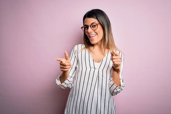 Jonge Mooie Vrouw Met Casual Gestreept Shirt Bril Roze Achtergrond — Stockfoto