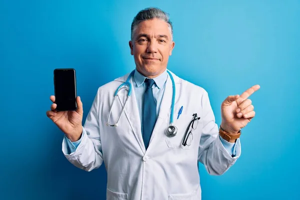 Orta Yaşlı Yakışıklı Gri Saçlı Elinde Akıllı Telefon Tutan Doktor — Stok fotoğraf