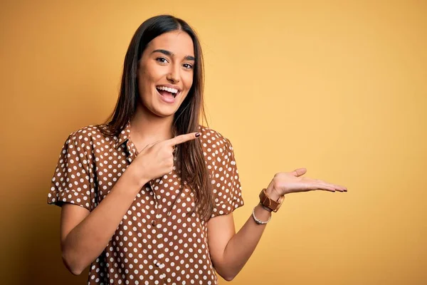 Jong Mooi Brunette Vrouw Dragen Casual Shirt Geïsoleerde Gele Achtergrond — Stockfoto